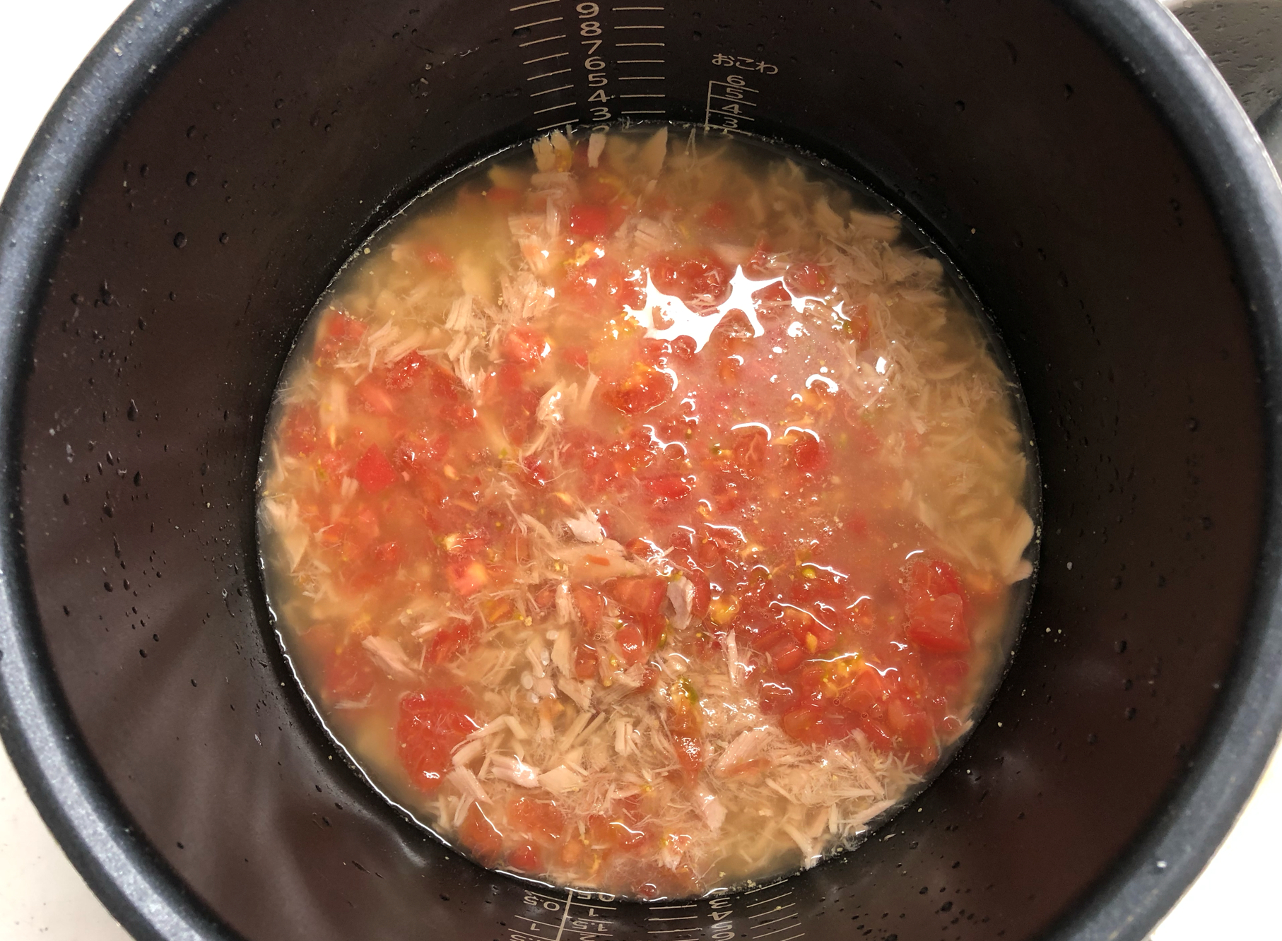 トマトの炊き込みおにぎり ぬくもりのおうち保育給食レシピ集 トマトの炊き込みおにぎり ぬくもりのおうち保育給食レシピ集